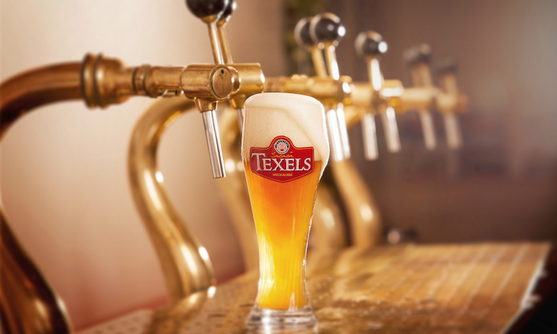 Texels Skuumkoppe met tapkranen op de achtergrond